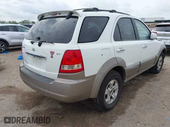 ✅ 2005 Kia Sorento LX • VIN: KNDJD733655418550 • Lot: 42138279. Wystawiony na IAAI z przebiegiem 140 645 mil. Bezpłatny archiwum sprzedaży aukcyjnych z USA i szczegółowy raport historii pojazdu na DreamBid. Zdjęcie 4.