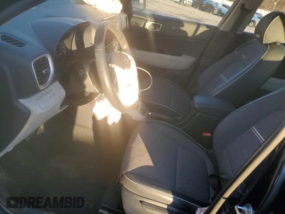 ✅ 2021 Hyundai Venue Denim • VIN: KMHRC8A30MU120607 • Lot: 86898884. Listed on Copart with 28,681 mi. Free auction sales archive from the USA and detailed vehicle history report at DreamBid. Image 7.