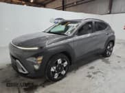 ✅ 2025 Hyundai Kona SEL • VIN: KM8HB3AB8SU212246 • Lot: 90502825. Wystawiony na Copart z przebiegiem 26 522 mil. Bezpłatny archiwum sprzedaży aukcyjnych z USA i szczegółowy raport historii pojazdu na DreamBid. Zdjęcie 1.