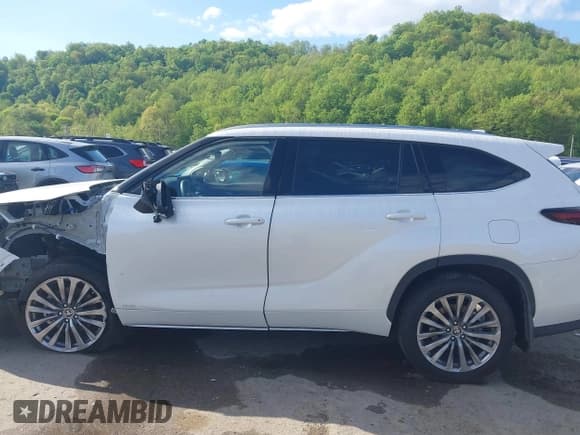 ✅ 2025 Toyota Highlander Hybrid XLE • VIN: 5TDKBRCHXSS662712 • Lot: 42183334. Listed on IAAI with 264 mi. Free auction sales archive from the USA and detailed vehicle history report at DreamBid. Image 15.