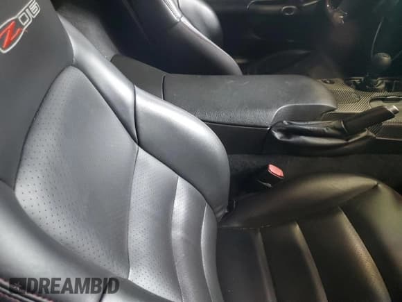 ✅ 2006 Chevrolet Corvette • VIN: 1G1YY25E865116420 • Lot: 56857535. Wystawiony na Copart z przebiegiem 52 345 mil. Bezpłatny archiwum sprzedaży aukcyjnych z USA i szczegółowy raport historii pojazdu na DreamBid. Zdjęcie 10.