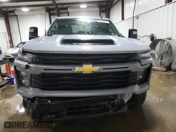 ✅ 2025 Chevrolet Silverado 2500HD Custom • VIN: 2GC4KME79S1135476 • Lot: 59478875. Wystawiony na Copart z przebiegiem 1 659 mil. Bezpłatny archiwum sprzedaży aukcyjnych z USA i szczegółowy raport historii pojazdu na DreamBid. Zdjęcie 5.
