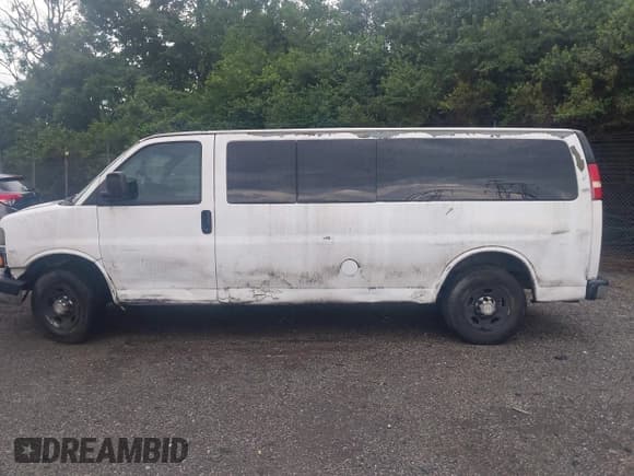 ✅ 2011 Chevrolet Express Passenger 1LT • VIN: 1GAZG1FG3B1143835 • Lot: 42649421. Wystawiony na IAAI z przebiegiem 162 129 mil. Bezpłatny archiwum sprzedaży aukcyjnych z USA i szczegółowy raport historii pojazdu na DreamBid. Zdjęcie 15.