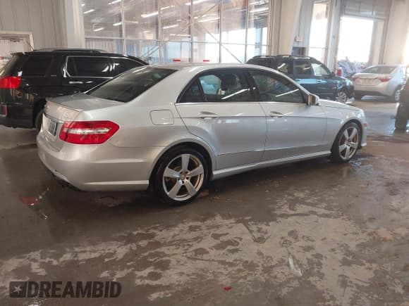 ✅ 2011 Mercedes-Benz E 350 Luxury • VIN: WDDHF8HB4BA473537 • Lot: 43648208. Listed on IAAI with 103,526 mi. Free auction sales archive from the USA and detailed vehicle history report at DreamBid. Image 4.