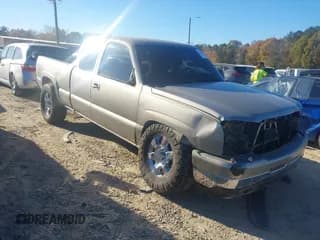 ✅ 2003 Chevrolet Silverado 2500HD LS • VIN: 1GCHK29UX3E134651 • Lot: 43636474. Wystawiony na IAAI z przebiegiem 209 510 mil. Bezpłatny archiwum sprzedaży aukcyjnych z USA i szczegółowy raport historii pojazdu na DreamBid. Zdjęcie 1.