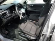 ✅ 2021 Kia Rio S • VIN: 3KPA25AD9ME407194 • Lot: 68083045. Wystawiony na Copart z przebiegiem 51 623 mil. Bezpłatny archiwum sprzedaży aukcyjnych z USA i szczegółowy raport historii pojazdu na DreamBid. Zdjęcie 7.