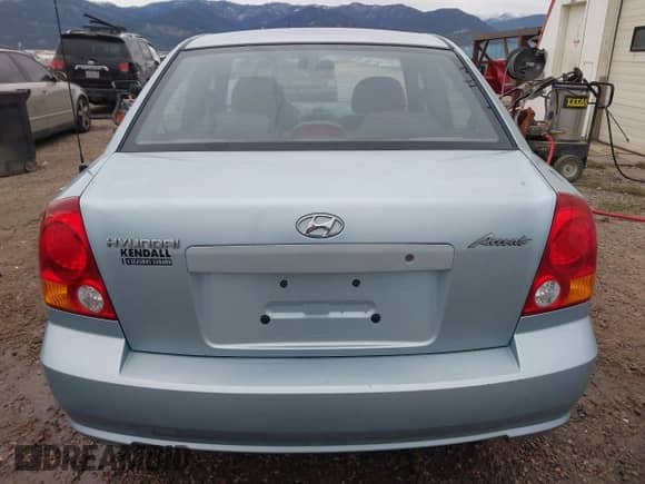 2003 Hyundai Accent GL z VIN KMHCG45C43U465523, wystawiony jako IAAI lot #40883056 z przebiegiem 95 770 mil mil oraz . Historia ofert i sprzedaży dostępna na DreamBid. Obrazek 16.