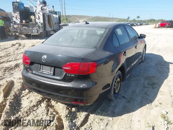 ✅ 2011 Volkswagen Jetta SE • VIN: 3VWDX7AJ4BM309187 • Lot: 43527811. Wystawiony na IAAI z przebiegiem 135 973 mil. Bezpłatny archiwum sprzedaży aukcyjnych z USA i szczegółowy raport historii pojazdu na DreamBid. Zdjęcie 4.