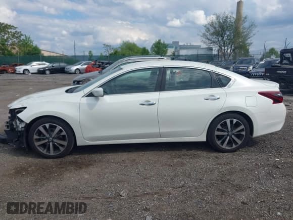 ✅ 2017 Nissan Altima SR • VIN: 1N4AL3AP5HC193030 • Lot: 42230730. Listed on IAAI with 93,001 mi. Free auction sales archive from the USA and detailed vehicle history report at DreamBid. Image 13.
