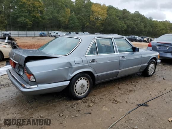 ✅ 1990 Mercedes-Benz 300 SE • VIN: WDBCA24D8LA508779 • Лот: 90486405. Опубликован ранее на Copart с пробегом 120 789 миль. Бесплатный доступ к архиву аукционных продаж из США и подробный отчёт об истории автомобиля на DreamBid. Изображение 3.