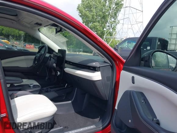 ✅ 2021 Ford Mustang Mach-E Premium • VIN: 3FMTK3SU5MMA57320 • Lot: 42405966. Wystawiony na IAAI z przebiegiem 16 615 mil. Bezpłatny archiwum sprzedaży aukcyjnych z USA i szczegółowy raport historii pojazdu na DreamBid. Zdjęcie 5.