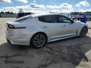 ✅ 2018 Kia Stinger Premium • VIN: KNAE25LA0J6013912 • Lot: 90319765. Wystawiony na Copart z przebiegiem 138 816 mil. Bezpłatny archiwum sprzedaży aukcyjnych z USA i szczegółowy raport historii pojazdu na DreamBid. Zdjęcie 3.