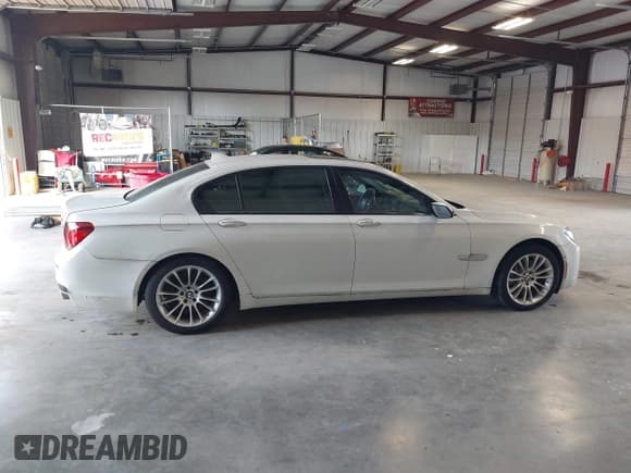 ✅ 2014 BMW 7 Series ALPINA B7 • VIN: WBAYE8C53ED780597 • Lot: 43130128. Wystawiony na IAAI z przebiegiem 98 724 mil. Bezpłatny archiwum sprzedaży aukcyjnych z USA i szczegółowy raport historii pojazdu na DreamBid. Zdjęcie 13.