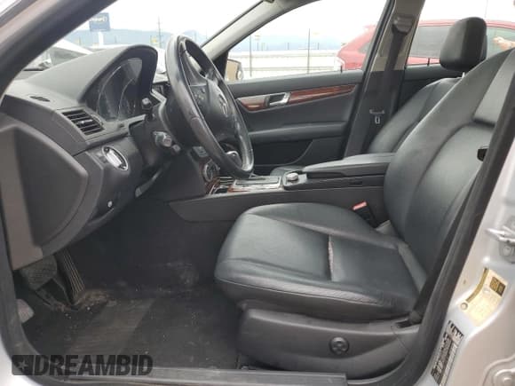 ✅ 2011 Mercedes-Benz C 300 Sport • VIN: WDDGF8BBXBR148137 • Lot: 82447305. Wystawiony na Copart z przebiegiem Nie podano. Bezpłatny archiwum sprzedaży aukcyjnych z USA i szczegółowy raport historii pojazdu na DreamBid. Zdjęcie 7.