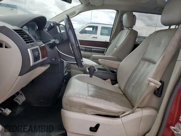 ✅ 2010 Chrysler Town & Country Touring Plus • VIN: 2A4RR8DX7AR358376 • Lot: 71055945. Wystawiony na Copart z przebiegiem 249 295 mil. Bezpłatny archiwum sprzedaży aukcyjnych z USA i szczegółowy raport historii pojazdu na DreamBid. Zdjęcie 7.