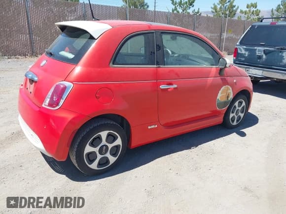✅ 2014 FIAT 500e • VIN: 3C3CFFGE7ET225188 • Lot: 42773711. Wystawiony na IAAI z przebiegiem 47 581 mil. Bezpłatny archiwum sprzedaży aukcyjnych z USA i szczegółowy raport historii pojazdu na DreamBid. Zdjęcie 4.