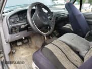 ✅ 1995 Ford F-250 • VIN: 1FTHX26F5SKB55141 • Lot: 66951945. Wystawiony na Copart z przebiegiem 295 266 mil. Bezpłatny archiwum sprzedaży aukcyjnych z USA i szczegółowy raport historii pojazdu na DreamBid. Zdjęcie 8.