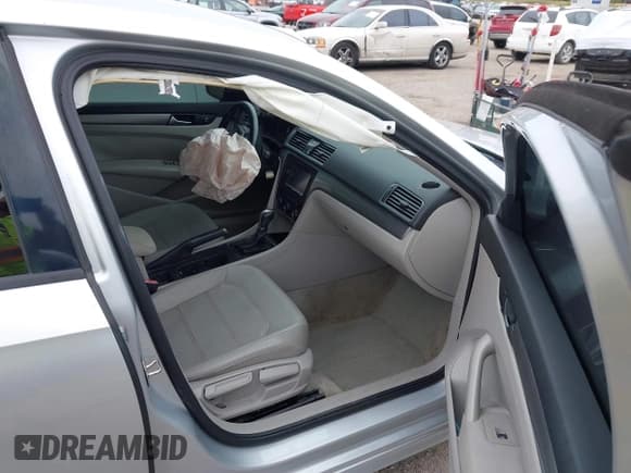 ✅ 2015 Volkswagen Passat S • VIN: 1VWAS7A31FC021234 • Lot: 43642821. Wystawiony na IAAI z przebiegiem 99 595 mil. Bezpłatny archiwum sprzedaży aukcyjnych z USA i szczegółowy raport historii pojazdu na DreamBid. Zdjęcie 5.