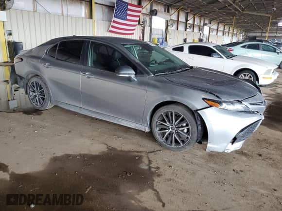2022 Toyota Camry SE z VIN 4T1G11AK0NU621820, wystawiony jako Copart lot #86604205 z przebiegiem 101 107 mil mil oraz Szkoda całkowita • Salvage title. Historia ofert i sprzedaży dostępna na DreamBid. Obrazek 4.