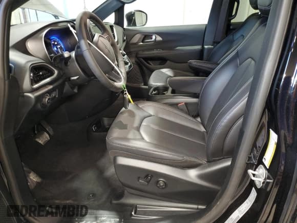 ✅ 2026 Chrysler Pacifica Select • VIN: 2C4RC1BG9TR189000 • Lot: 91823655. Wystawiony na Copart z przebiegiem 2 207 mil. Bezpłatny archiwum sprzedaży aukcyjnych z USA i szczegółowy raport historii pojazdu na DreamBid. Zdjęcie 7.