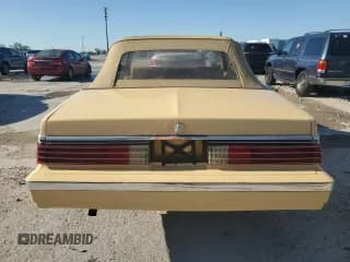 ✅ 1985 Chrysler LeBaron • VIN: 1C3BC55D2FG280873 • Lot: 48487345. Wystawiony na Copart z przebiegiem 15 153 mil. Bezpłatny archiwum sprzedaży aukcyjnych z USA i szczegółowy raport historii pojazdu na DreamBid. Zdjęcie 6.
