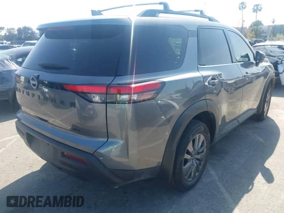 2024 Nissan Pathfinder SV z VIN 5N1DR3BA5RC293707, wystawiony jako IAAI lot #41964945 z przebiegiem 9 719 mil mil oraz . Historia ofert i sprzedaży dostępna na DreamBid. Obrazek 4.