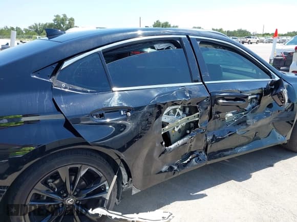 ✅ 2022 Lexus ES 350 F Sport • VIN: 58AGZ1B19NU122120 • Lot: 42435981. Listed on IAAI with 27,699 mi. Free auction sales archive from the USA and detailed vehicle history report at DreamBid. Image 6.