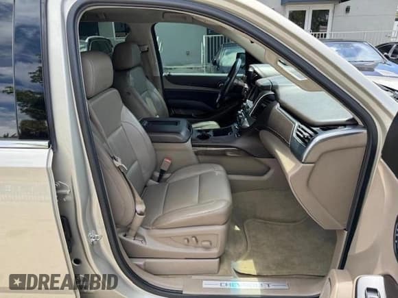 ✅ 2016 Chevrolet Suburban LT • VIN: 1GNSKHKCXGR351701 • Lot: 73681194. Wystawiony na Copart z przebiegiem 122 919 mil. Bezpłatny archiwum sprzedaży aukcyjnych z USA i szczegółowy raport historii pojazdu na DreamBid. Zdjęcie 7.