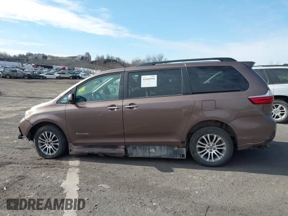 ✅ 2020 Toyota Sienna XLE Auto Access Seat • VIN: 5TDYZ3DCXLS050310 • Lot: 41469930. Listed on IAAI with 77,370 mi. Free auction sales archive from the USA and detailed vehicle history report at DreamBid. Image 14.