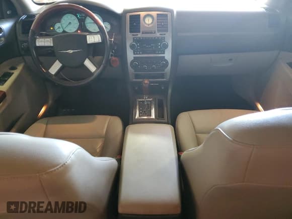 ✅ 2006 Chrysler 300 Touring • VIN: 2C3KK53G46H537858 • Лот: 92198665. Опубликован ранее на Copart с пробегом 212 807 миль. Бесплатный доступ к архиву аукционных продаж из США и подробный отчёт об истории автомобиля на DreamBid. Изображение 8.