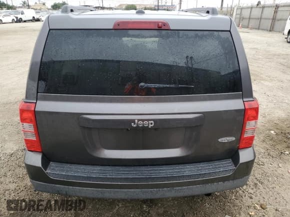 ✅ 2015 Jeep Patriot Latitude • VIN: 1C4NJPFA0FD306175 • Lot: 69238295. Wystawiony na Copart z przebiegiem 175 924 mil. Bezpłatny archiwum sprzedaży aukcyjnych z USA i szczegółowy raport historii pojazdu na DreamBid. Zdjęcie 6.