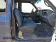 2000 Chevrolet Silverado 2500 z VIN 1GCGC29RXYF417542, wystawiony jako IAAI lot #41896497 z przebiegiem 183 469 mil mil oraz . Historia ofert i sprzedaży dostępna na DreamBid. Obrazek 5.