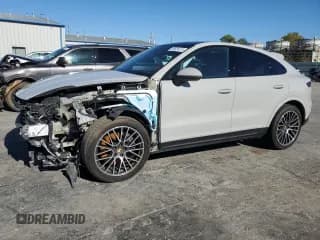 ✅ 2023 Porsche Cayenne • VIN: WP1BA2AY2PDA26543 • Lot: 82016564. Wystawiony na Copart z przebiegiem 23 191 mil. Bezpłatny archiwum sprzedaży aukcyjnych z USA i szczegółowy raport historii pojazdu na DreamBid. Zdjęcie 1.