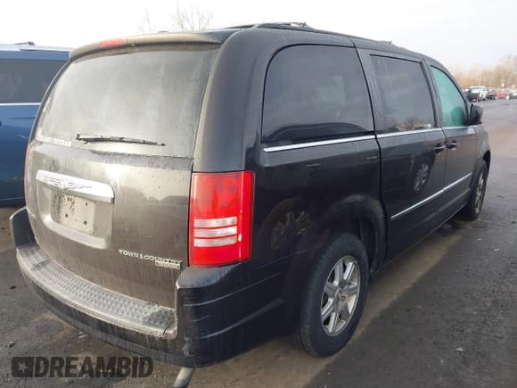 ✅ 2010 Chrysler Town & Country Touring • VIN: 2A4RR5D10AR421893 • Lot: 43745641. Listed on IAAI with 386,110 mi. Free auction sales archive from the USA and detailed vehicle history report at DreamBid. Image 4.