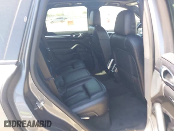 ✅ 2018 Porsche Cayenne S • VIN: WP1AB2A21JLA60264 • Lot: 42028716. Wystawiony na IAAI z przebiegiem 66 479 mil. Bezpłatny archiwum sprzedaży aukcyjnych z USA i szczegółowy raport historii pojazdu na DreamBid. Zdjęcie 8.