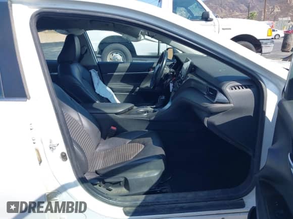 2022 Toyota Camry SE z VIN 4T1G11AK9NU047993, wystawiony jako IAAI lot #43315367 z przebiegiem 70 901 mil mil oraz . Historia ofert i sprzedaży dostępna na DreamBid. Obrazek 5.