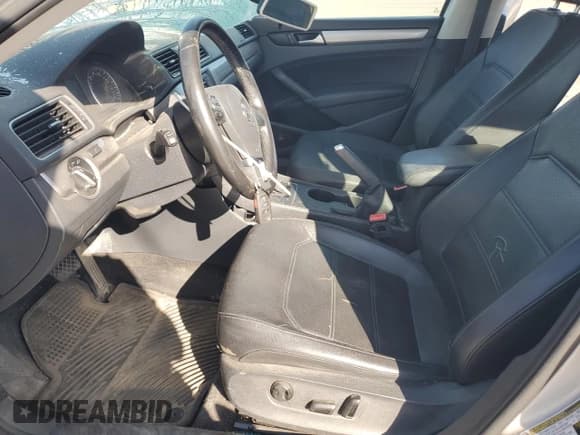 ✅ 2015 Volkswagen Passat S • VIN: 1VWAS7A39FC110212 • Лот: 90086945. Опубликован ранее на Copart с пробегом Не указан. Бесплатный доступ к архиву аукционных продаж из США и подробный отчёт об истории автомобиля на DreamBid. Изображение 7.