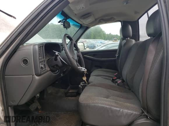 2005 Chevrolet Silverado 1500 Work Truck z VIN 1GCEC14X55Z142602, wystawiony jako Copart lot #65685494 z przebiegiem 103 299 mil mil oraz Czysty tytuł • Clean title. Historia ofert i sprzedaży dostępna na DreamBid. Obrazek 7.