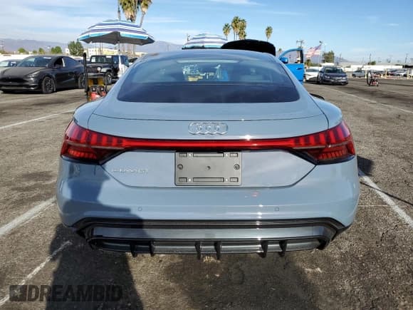 ✅ 2024 Audi e-tron GT Premium Plus • VIN: WAUFJBFW7R7004689 • Lot: 75769664. Wystawiony na Copart z przebiegiem 1 018 mil. Bezpłatny archiwum sprzedaży aukcyjnych z USA i szczegółowy raport historii pojazdu na DreamBid. Zdjęcie 6.