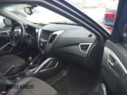 ✅ 2013 Hyundai Veloster w/Black Int • VIN: KMHTC6AD7DU092257 • Lot: 41464977. Wystawiony na IAAI z przebiegiem 151 152 mil. Bezpłatny archiwum sprzedaży aukcyjnych z USA i szczegółowy raport historii pojazdu na DreamBid. Zdjęcie 5.