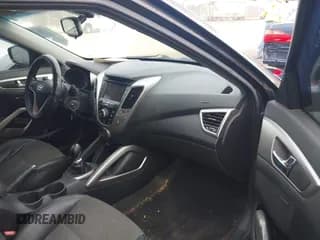 ✅ 2013 Hyundai Veloster w/Black Int • VIN: KMHTC6AD7DU092257 • Lot: 41464977. Wystawiony na IAAI z przebiegiem 151 152 mil. Bezpłatny archiwum sprzedaży aukcyjnych z USA i szczegółowy raport historii pojazdu na DreamBid. Zdjęcie 5.