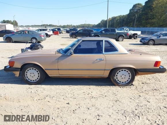 ✅ 1984 Mercedes-Benz 380 SL • VIN: WDBBA45AXEA012235 • Лот: 43484647. Опубликован ранее на IAAI с пробегом 169 485 миль. Бесплатный доступ к архиву аукционных продаж из США и подробный отчёт об истории автомобиля на DreamBid. Изображение 14.