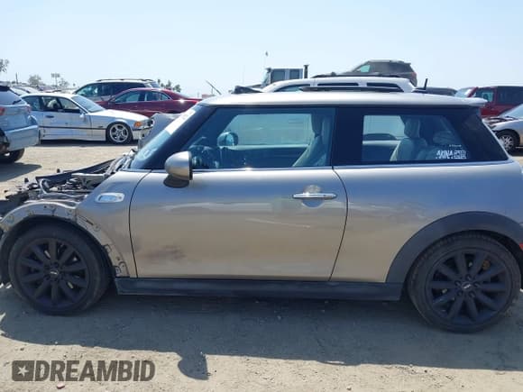 ✅ 2017 MINI Hardtop Cooper S • VIN: WMWXP7C34H2C61768 • Lot: 42579522. Wystawiony na IAAI z przebiegiem 67 876 mil. Bezpłatny archiwum sprzedaży aukcyjnych z USA i szczegółowy raport historii pojazdu na DreamBid. Zdjęcie 15.