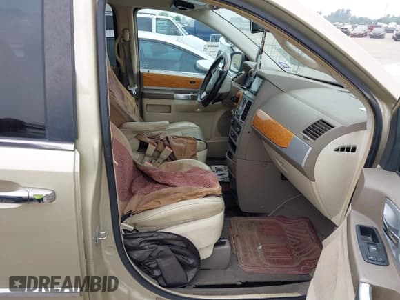 ✅ 2010 Chrysler Town & Country Limited • VIN: 2A4RR7DX5AR361352 • Lot: 39364282. Wystawiony na IAAI z przebiegiem 98 942 mil. Bezpłatny archiwum sprzedaży aukcyjnych z USA i szczegółowy raport historii pojazdu na DreamBid. Zdjęcie 5.