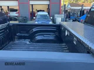 2010 Dodge 1500 Sport z VIN 3D7JV1ET0AG170621, wystawiony jako Copart lot #79923634 z przebiegiem 92 915 mil mil oraz Czysty tytuł • Clean title. Historia ofert i sprzedaży dostępna na DreamBid. Obrazek 6.