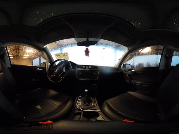 ✅ 2019 Volkswagen Tiguan SE • VIN: 3VV2B7AX8KM069396 • Lot: 43617500. Wystawiony na IAAI z przebiegiem 76 287 mil. Bezpłatny archiwum sprzedaży aukcyjnych z USA i szczegółowy raport historii pojazdu na DreamBid. Zdjęcie 18.