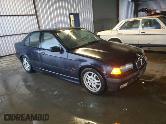 1997 BMW 3 Series z VIN WBACD3325VAV21116, wystawiony jako Copart lot #82164394 z przebiegiem 172 704 mil mil oraz Czysty tytuł • Clean title. Historia ofert i sprzedaży dostępna na DreamBid. Obrazek 4.