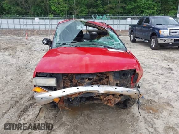 2000 Chevrolet Blazer LS z VIN 1GNCS13W4Y2107881, wystawiony jako IAAI lot #42213621 z przebiegiem 290 625 mil mil oraz . Historia ofert i sprzedaży dostępna na DreamBid. Obrazek 6.