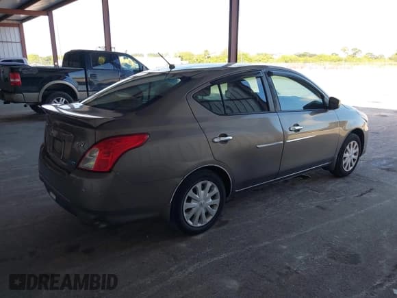 ✅ 2016 Nissan Versa S Plus • VIN: 3N1CN7APXGL892955 • Лот: 43792149. Опубликован ранее на IAAI с пробегом 114 441 миль. Бесплатный доступ к архиву аукционных продаж из США и подробный отчёт об истории автомобиля на DreamBid. Изображение 4.
