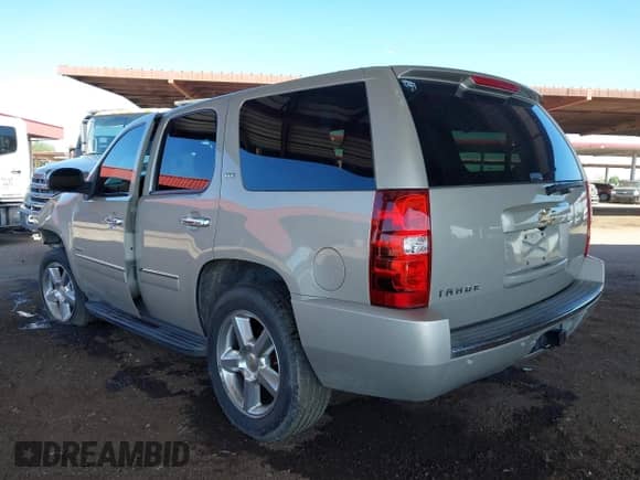 2013 Chevrolet Tahoe LTZ z VIN 1GNSKCE02DR360795, wystawiony jako IAAI lot #43465393 z przebiegiem 215 409 mil mil oraz . Historia ofert i sprzedaży dostępna na DreamBid. Obrazek 3.